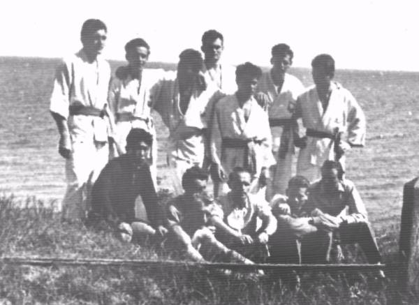 stoją: M.Ulfik, J.Ślawski,  A.Święc, R.Zieniawa, K.Jaremczak,   J. Banaszak, W.Kołaczkowski. Siedzą: Im Kuam Sik, K.Jaderny, trenerzy A.Muszyński i Fr.Hapek oraz zawodnicy P.Bąbka i Z.Wójcik.
